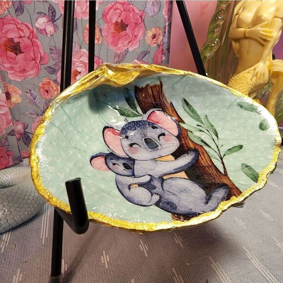DECOUPAGE CLAM SHELL DECOUPAGE TRINKET DISH WITH KOALA BEAR AND BABY - Picture 2 of 10